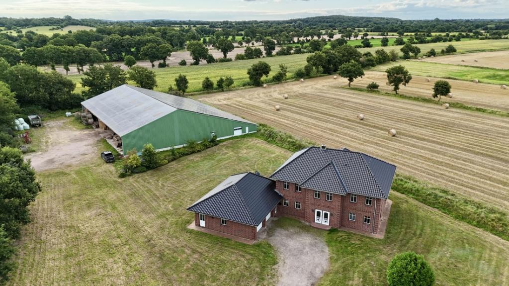 Wohngebäude und Lagerhalle 
