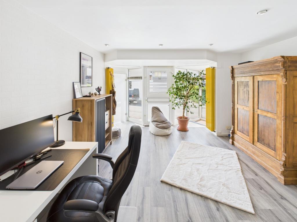 lichtdurchfluteter Officebereich