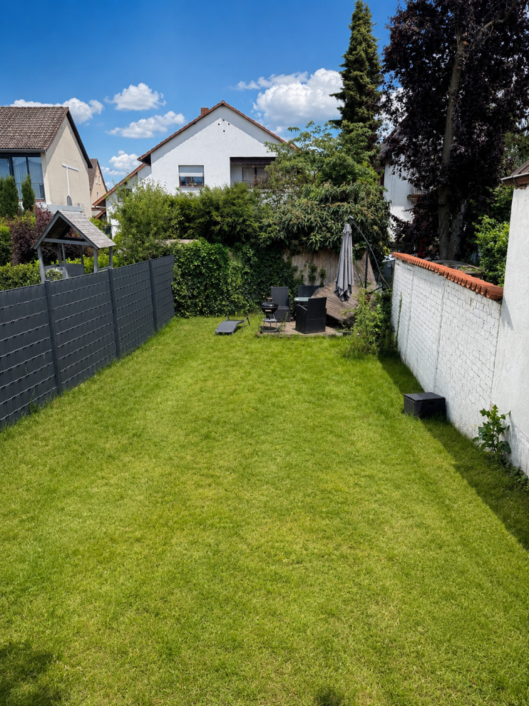 Ihr neues Zuhause: 3,5-Zimmer-Dachgeschosswohnung mit Garten und Einbauküche - Photo 1