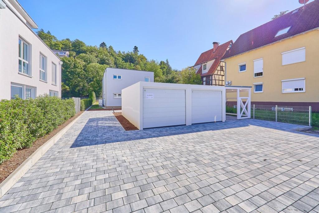 Doppelgarage + 2 Stellplätze