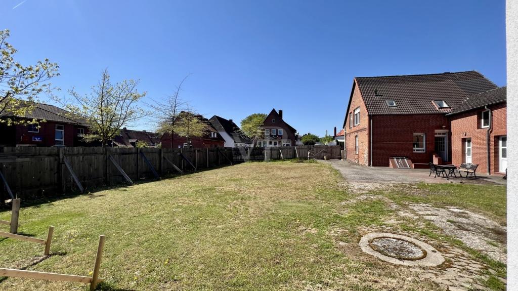 Außenansicht mit Grundstück