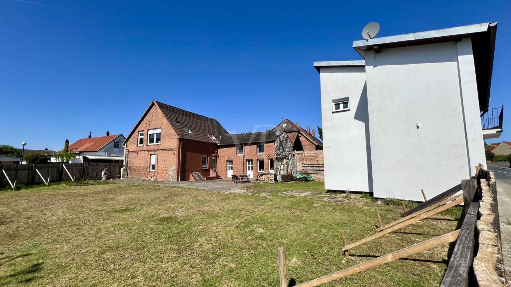 Außenansicht mit Grundstück