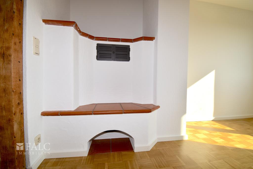 Holzofen mit Sitzfläche im Wohnzimmer