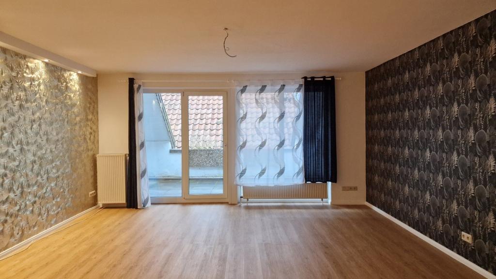Helles Wohnzimmer mit Balkon