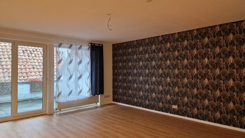 Wohnzimmer mit Tapetenwand