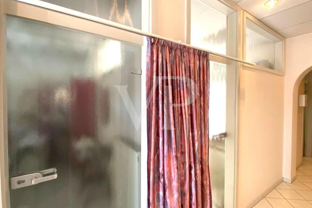 Flur mit einzelnen Behandlungsräumen