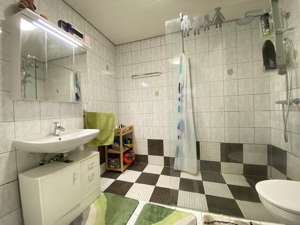 Badezimmer mit großer Dusche 