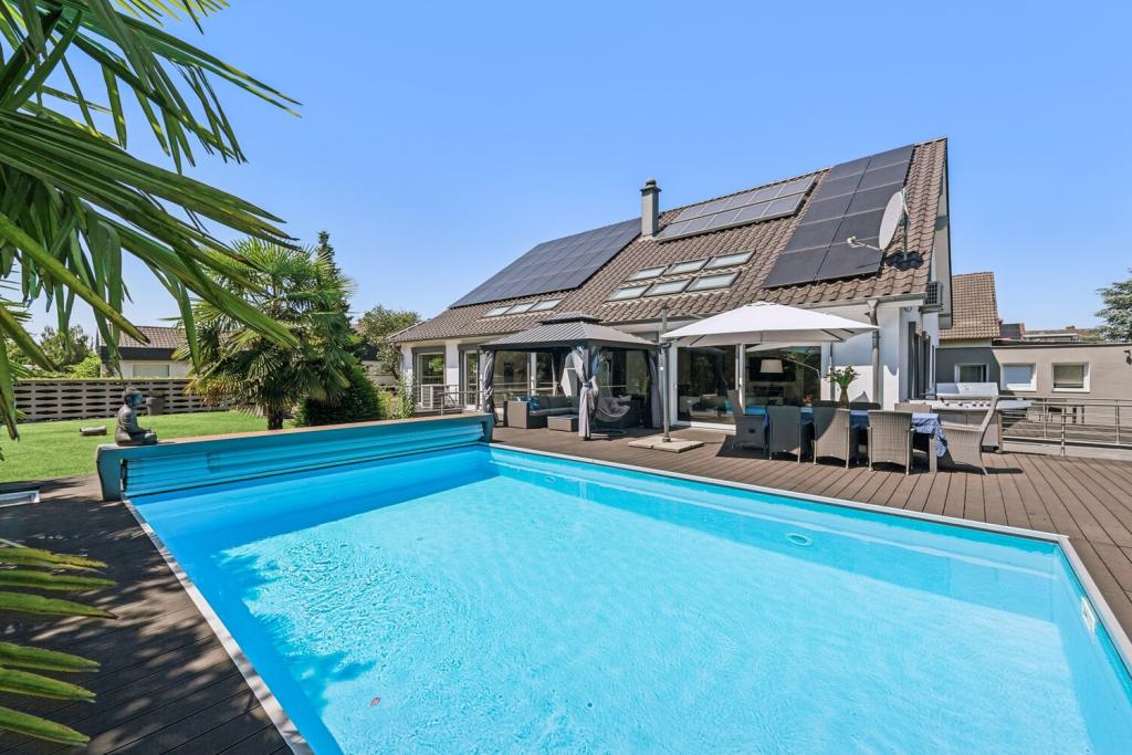 Repräsentative Villa mit moderner Architektur, Pool und Einliegerwohnung