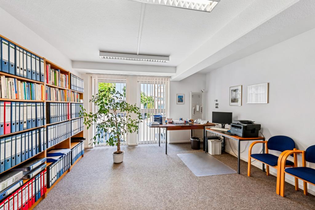 Büro-/Praxisraum mit Blick zur Straße
