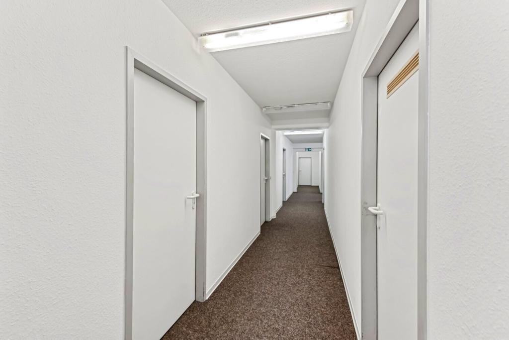 Flur zu Archiven und Büros