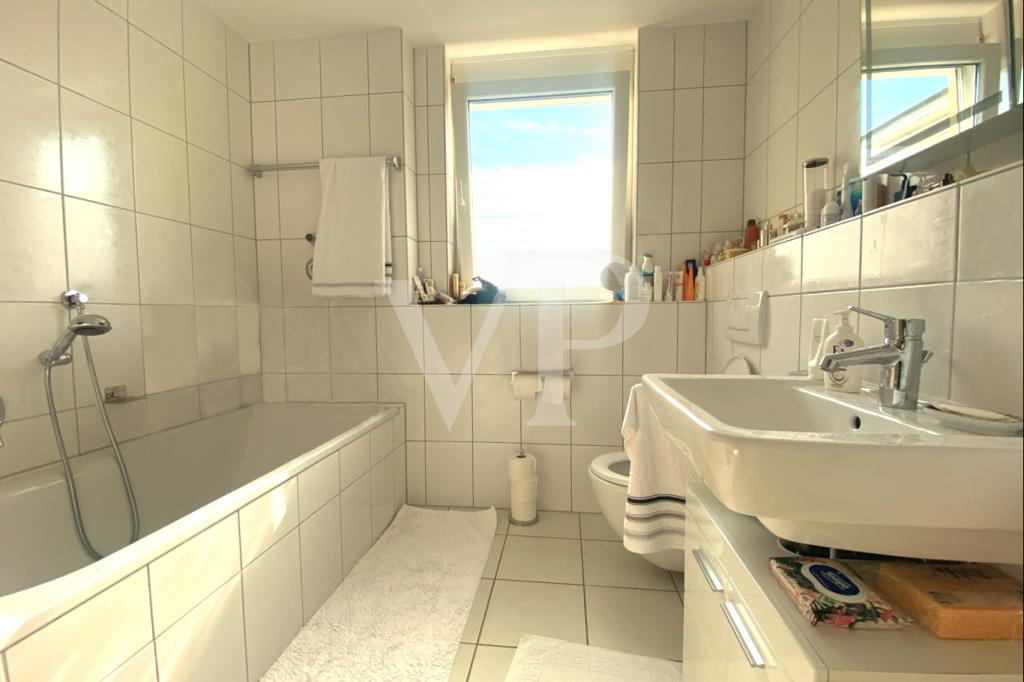 Tageslichtbad mit Wanne und Dusche 