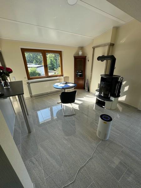 17 Eßzimmer mit Kaminofen