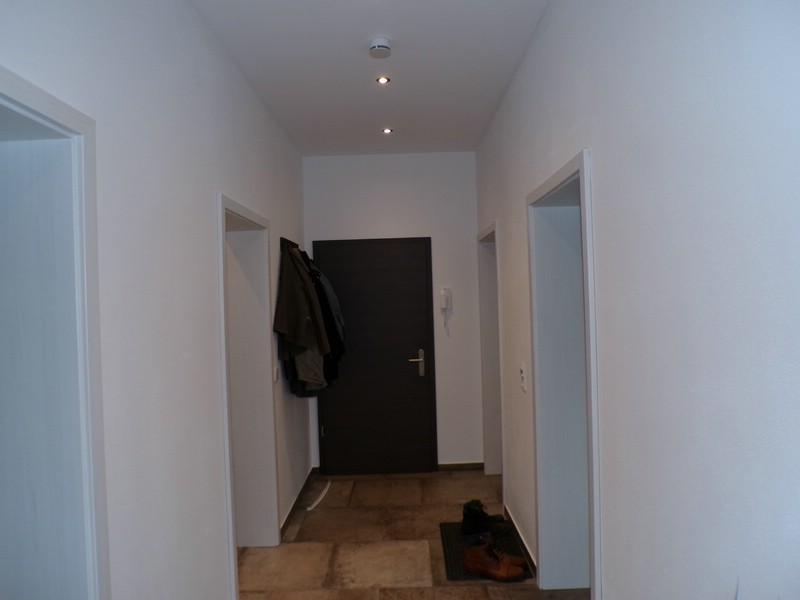 4a Flur mit Blick zur Tür