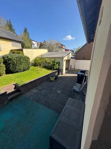 27 Terrasse und Garage
