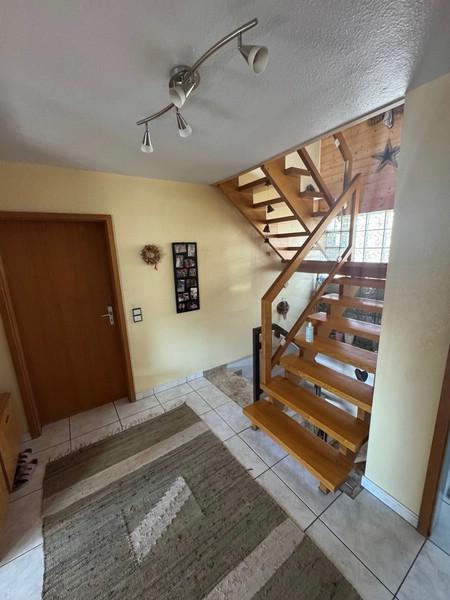 27 Flur im EG mit Treppe zum DG und KG