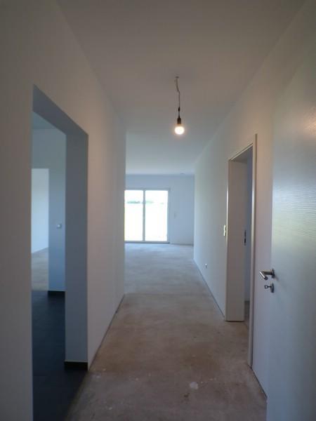 6 Flur mit Blick Wohnzimmer