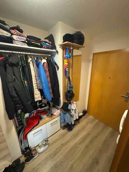 15 Garderobe hinter Eingangstür