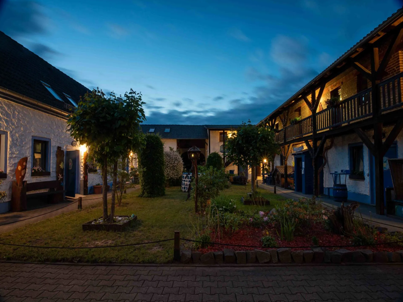 Innenhof bei Dämmerung