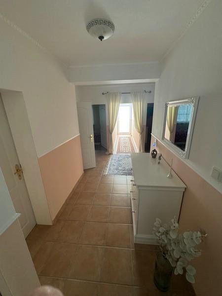 51 Keller Flur zum Eingang zur ELW
