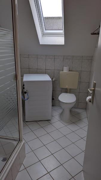 Helle 2,5-Zimmer-Dachgeschosswohnung mit Garage – modernisiert & sofort bezugsfrei - Foto 2