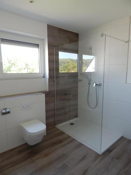 Frisch renovierte 3-Zimmer-Wohnung mit Balkon, Loggia & saniertem Bad im gepflegten Zweifamilienhaus - Photo 3