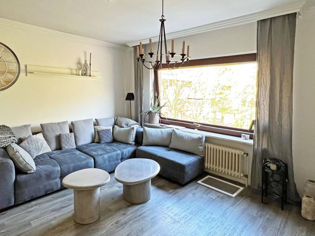 Wohnzimmer mit Ess- und Sofaecke