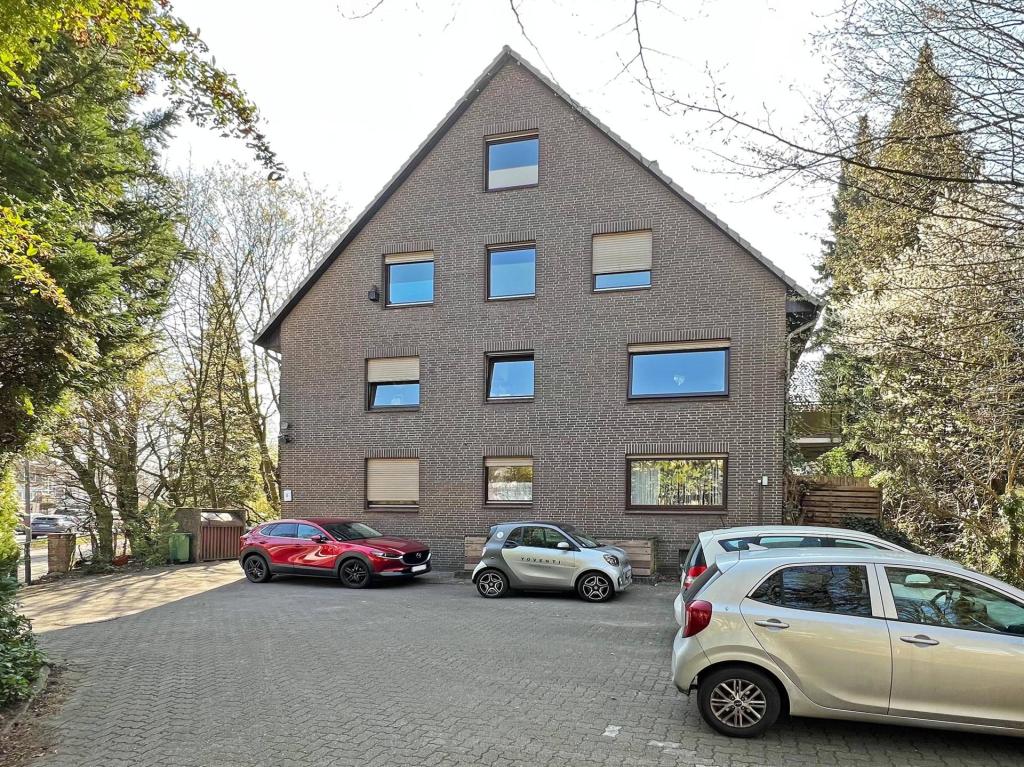 die Parkplätze vor dem Gebäude
