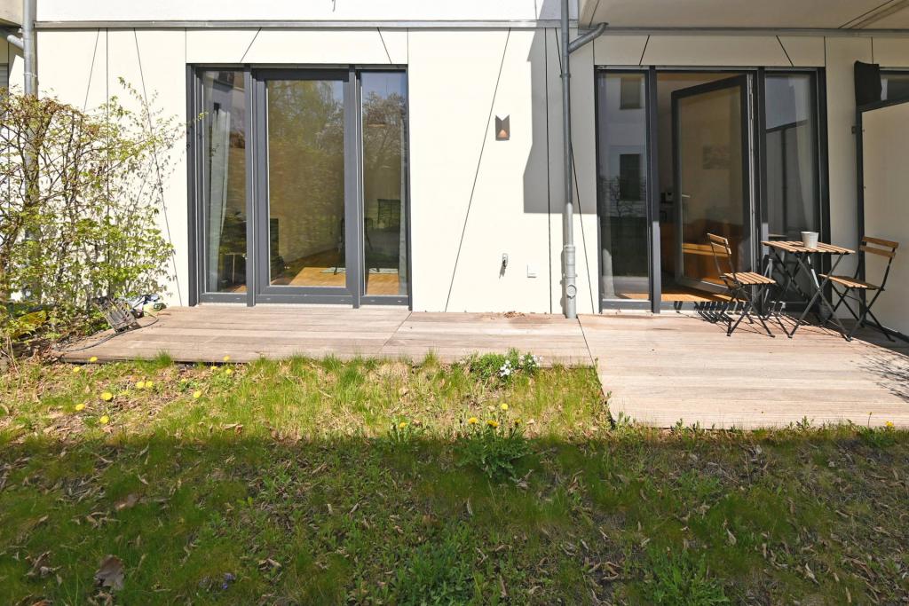 großzügige Terrasse/Garten