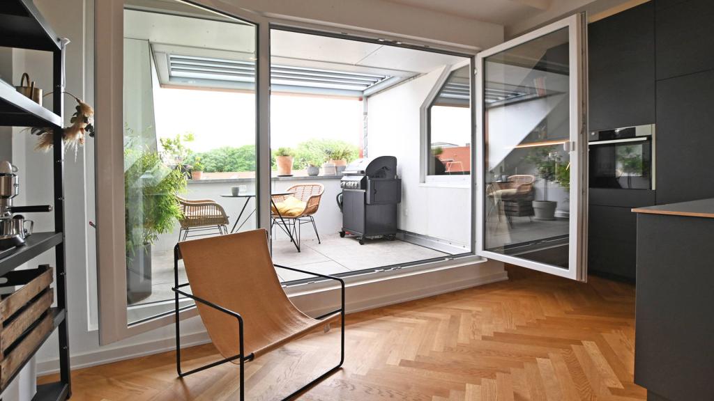 Balkon/Loggia angrenzend an moderne und maßgefertigte Küchenzeile