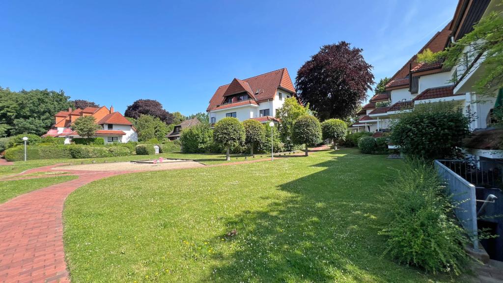 Grünfläche und kleiner Spielplatz