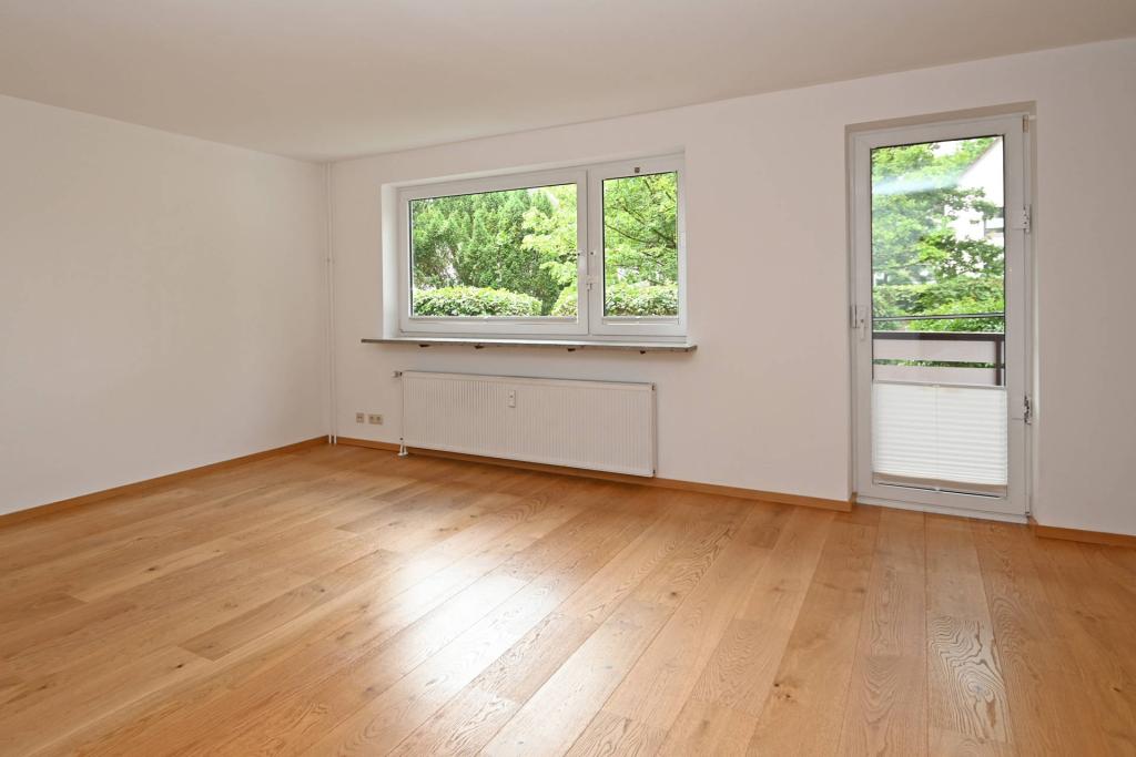 großzügiges Wohnzimmer