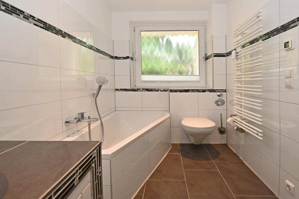 modernes Badezimmer mit Wanne