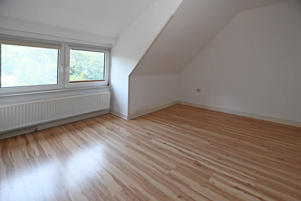 Eines der Zimmer im Obergeschoss des Altbaus