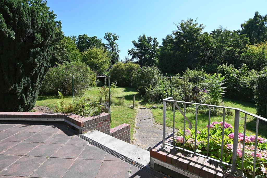 Blick von Terrasse in einen Teil des Gartens