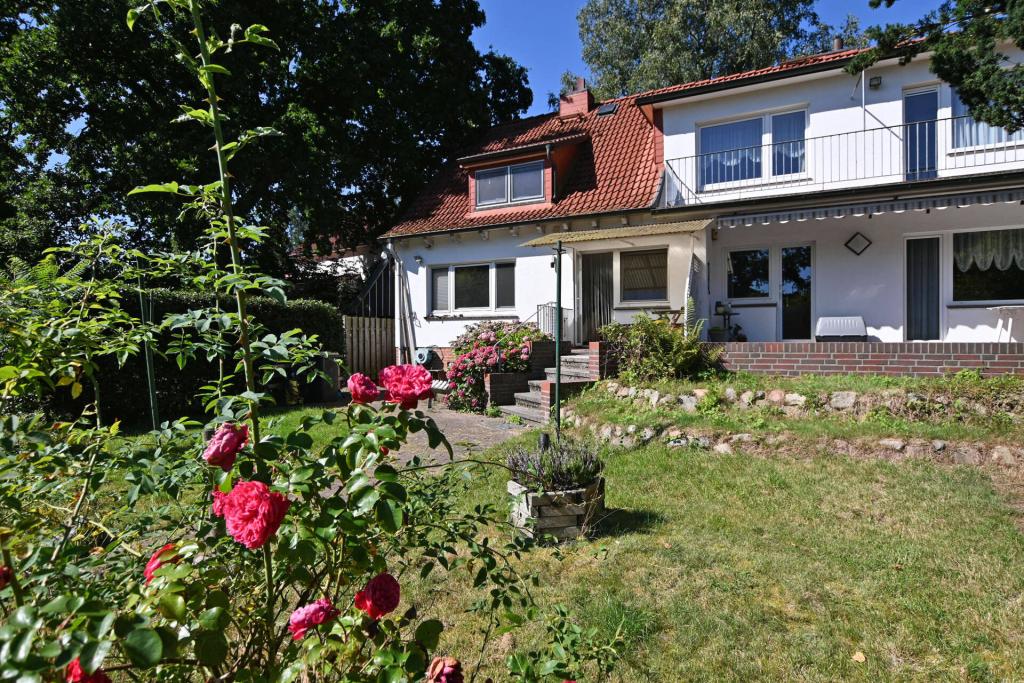 Blick auf die rückwärtige Fassade mit Terrasse