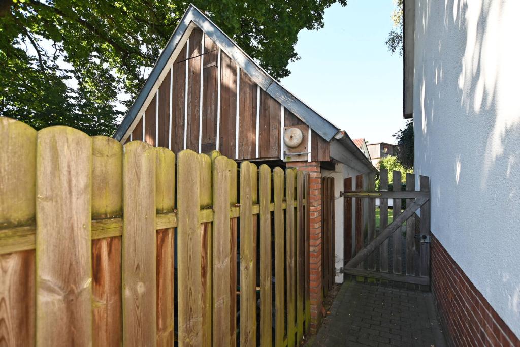 geschütze Rückseite der Garage mit Durchgang & Pforte zum Vordergarten