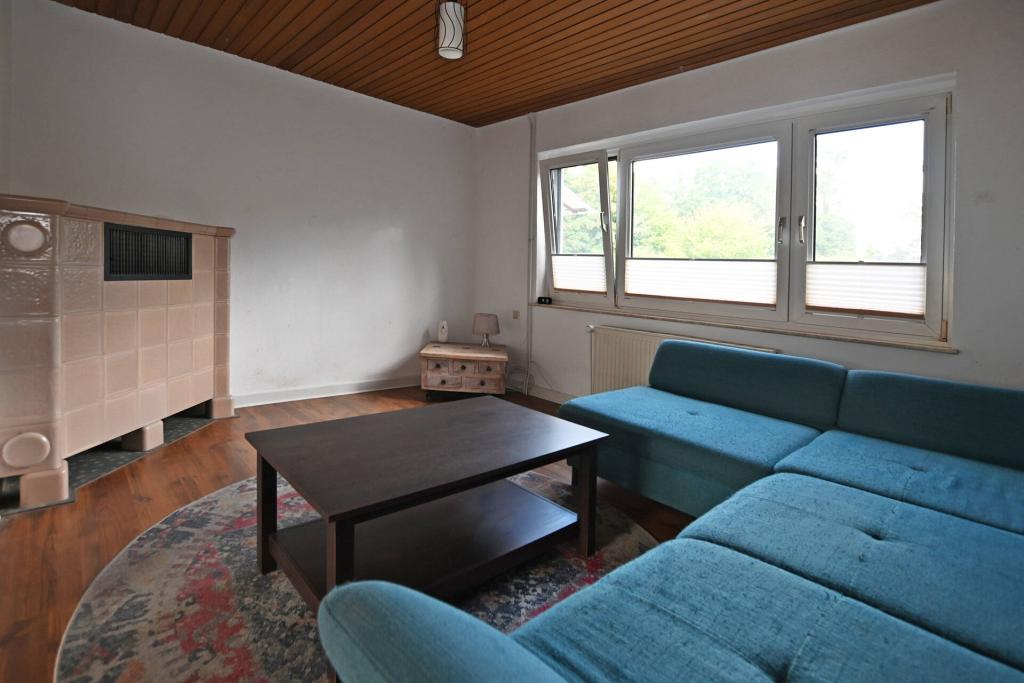 ein Teil des Wohnzimmers im Altbau, mit Kachelofen
