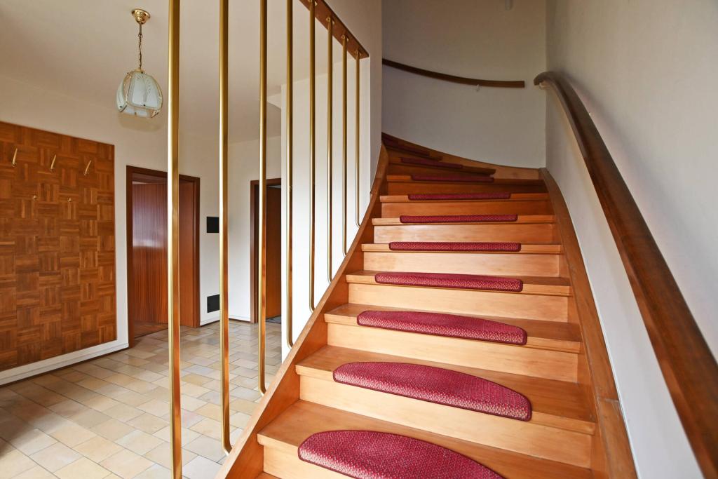 die Diele des Anbaus mit  Treppe ins OG
