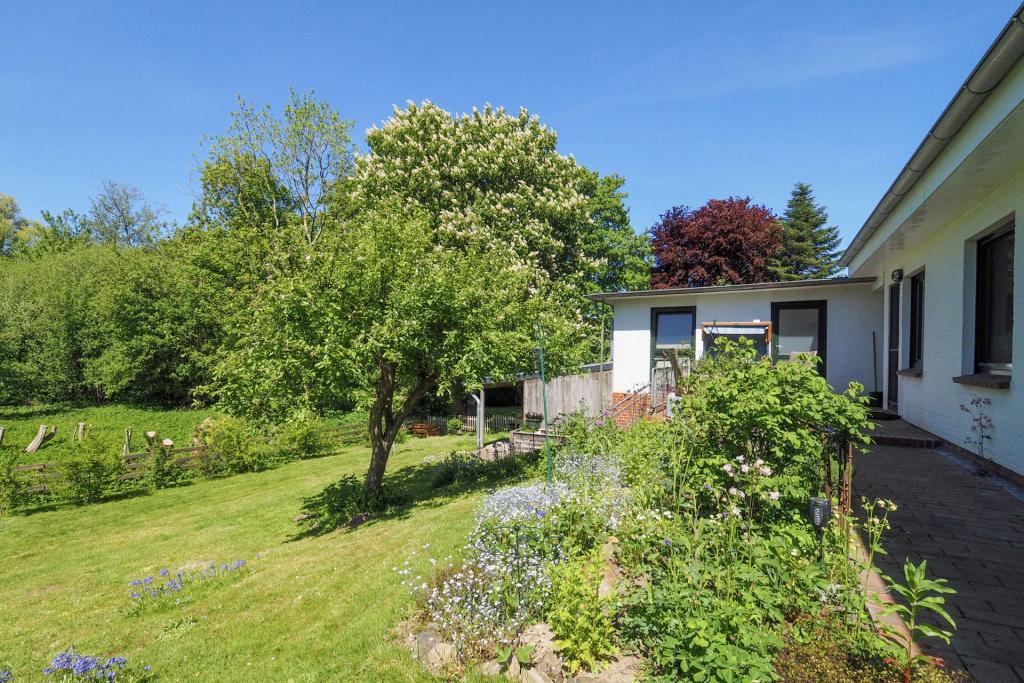 entlang des Hauses 