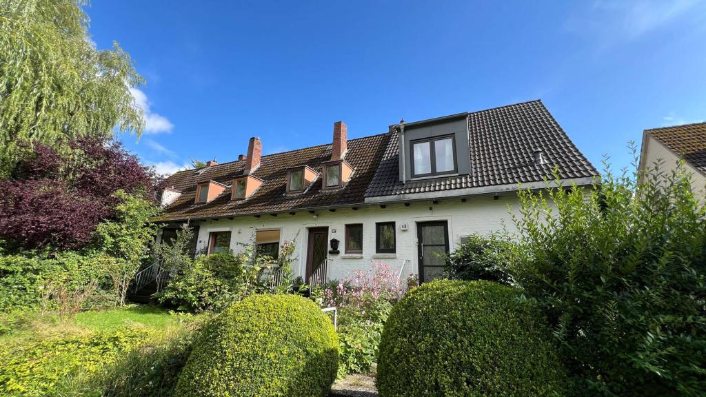 Vordergarten und Blick zum Eingang