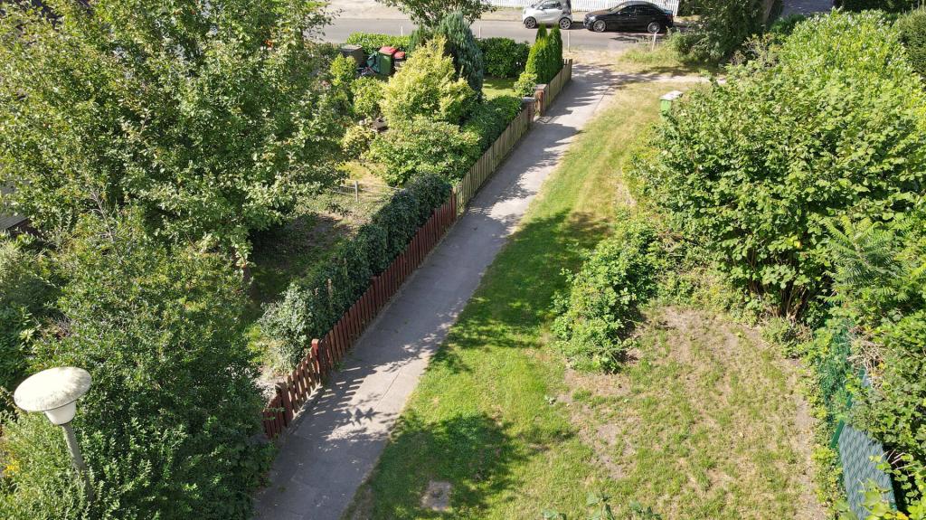 der Anliegerfußweg zu der Reihenhauszeile