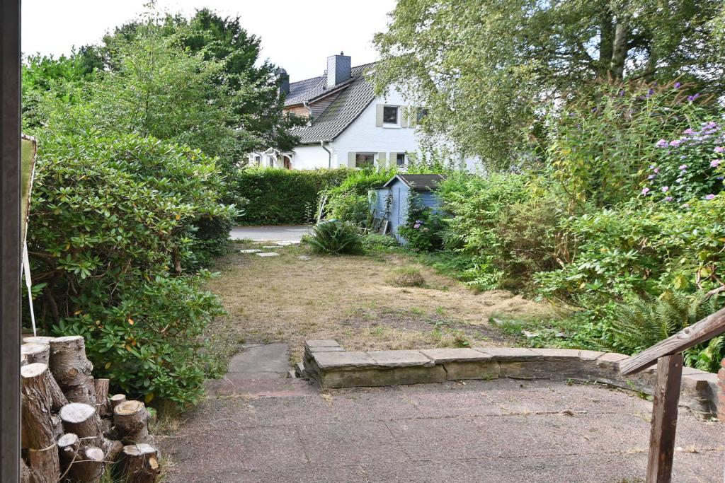 Blick von der Terrasse in Garten