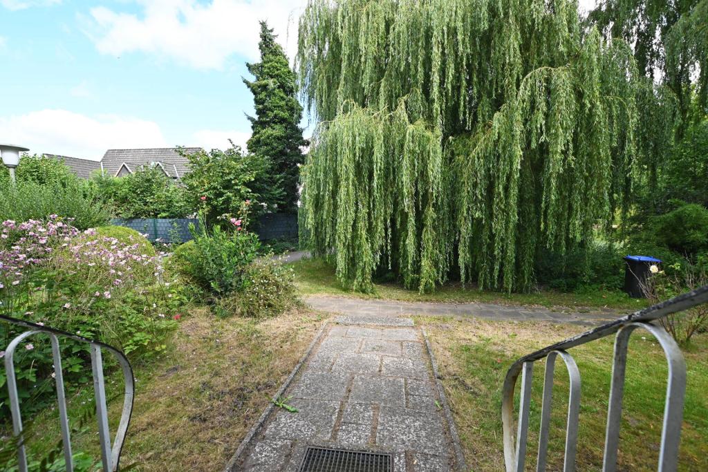 Eingang mit Blick zum Park