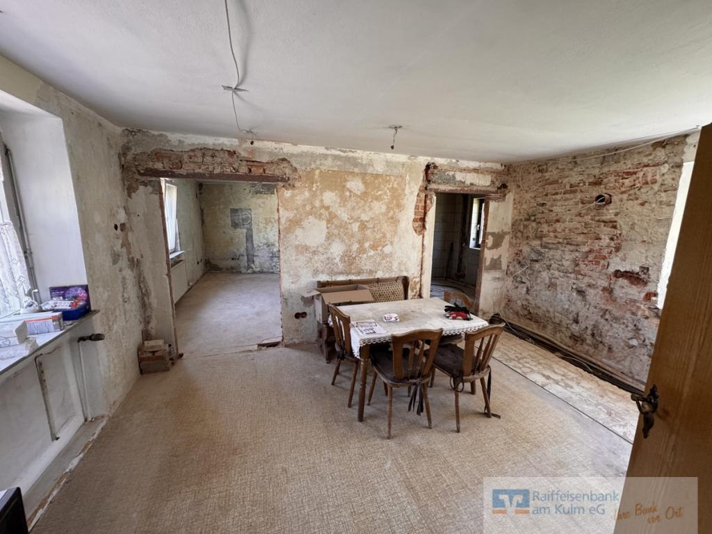 Küche mit Blick in Wohnzimmer und Bad