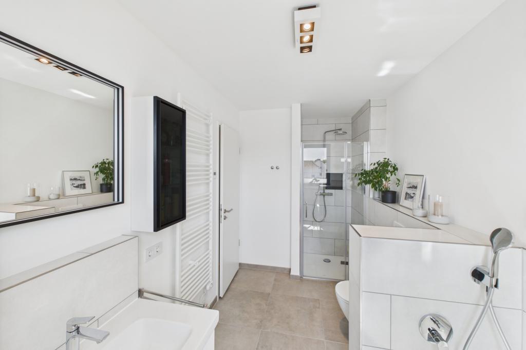 Helles Tageslichtbad:Bodentiefe, barrierefreie Dusche mit Markenkomfort ( Villeroy & Boch, Geberit)