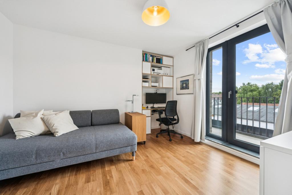 2. Schlafzimmer/Arbeitszimmer, maßgeferigte Einbauten 