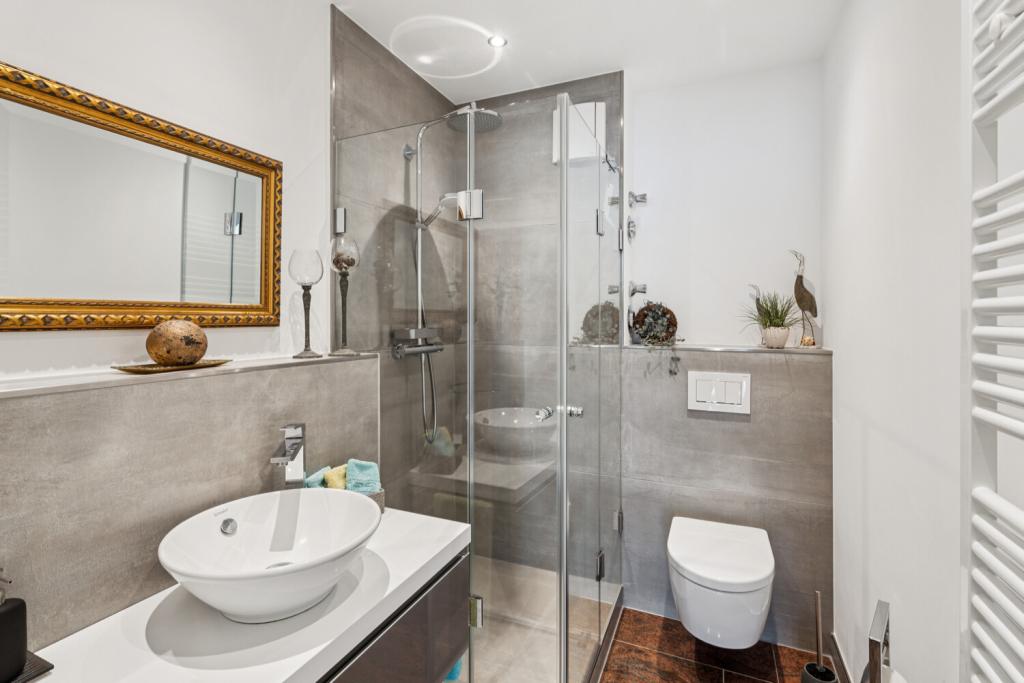 Gäste-WC mit Dusche
