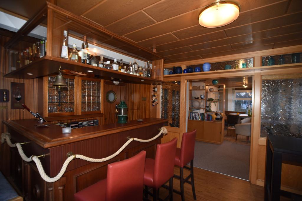 Theke mit Blick in den Aufenthaltsraum