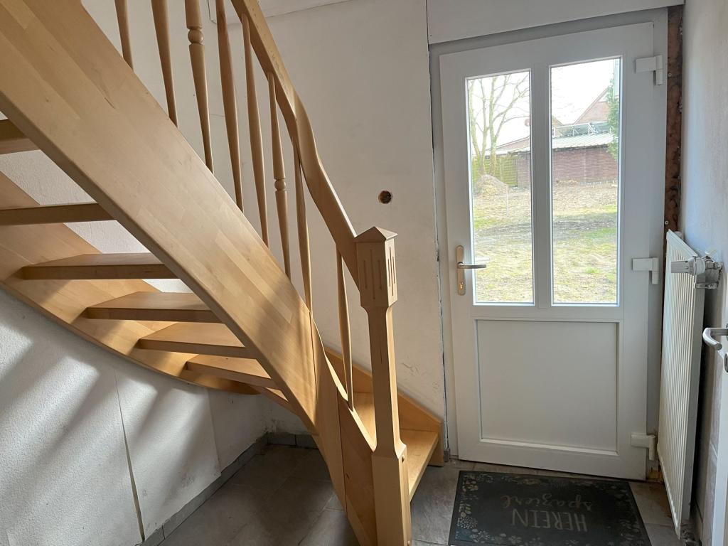 EG_Flur mit Treppe.jpg