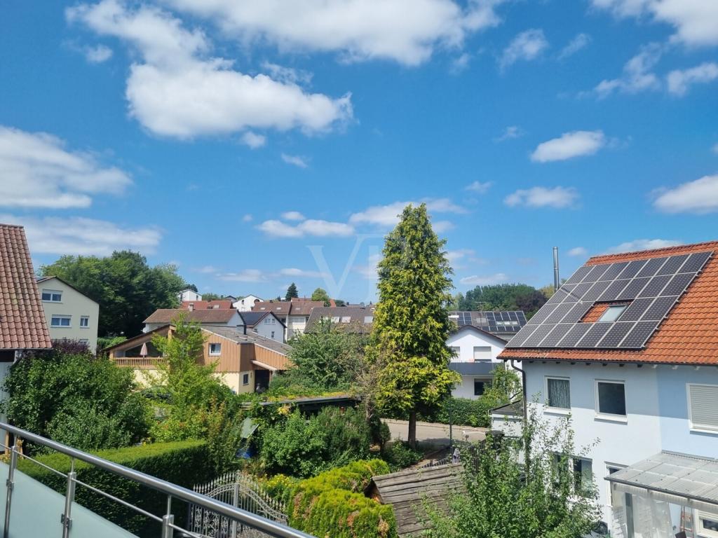 Helle Obergeschosswohnung mit Wintergarten, Einbauküche und viel Stauraum - Foto 4